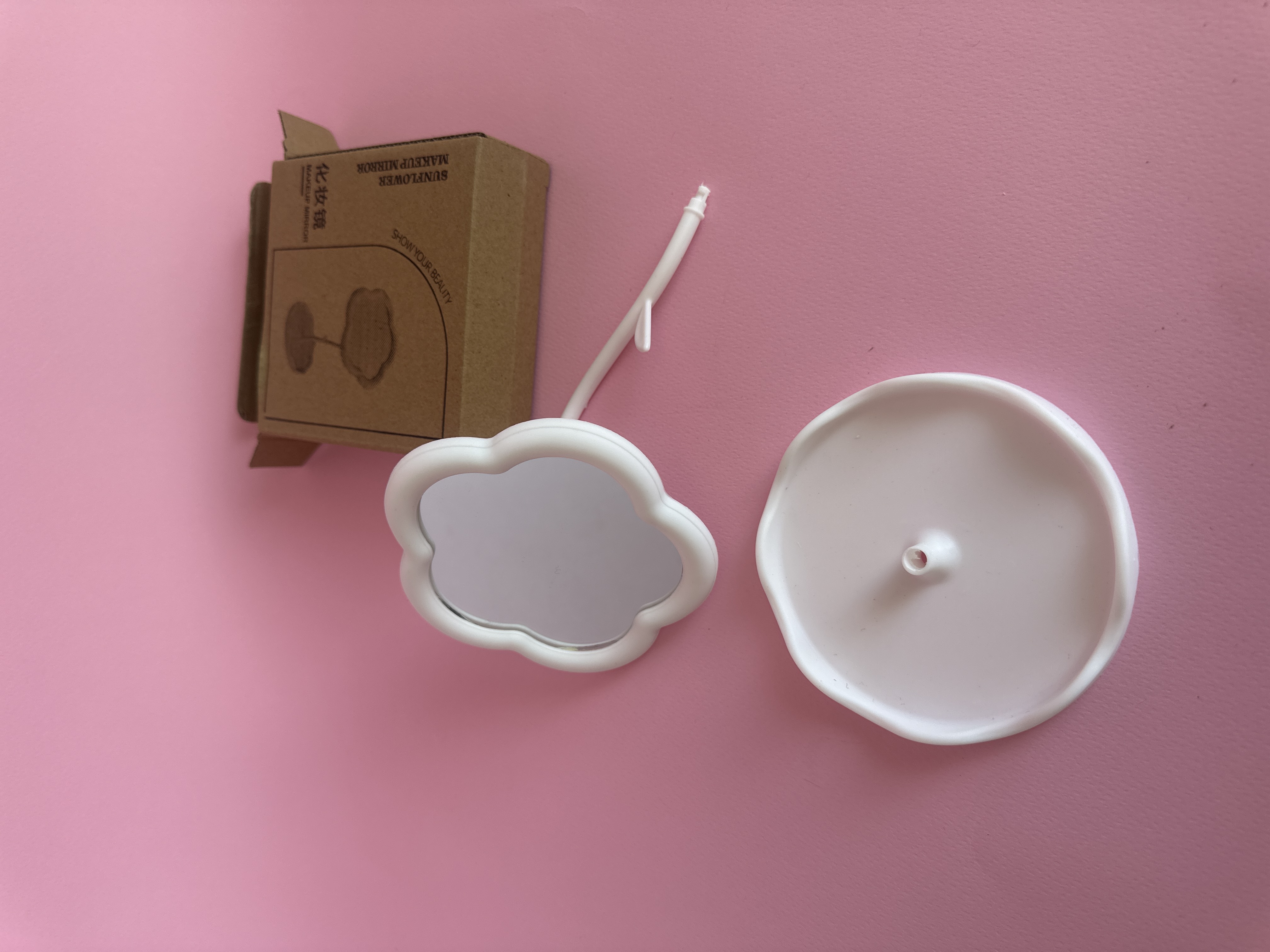 ئاوێنەی سەر مێز