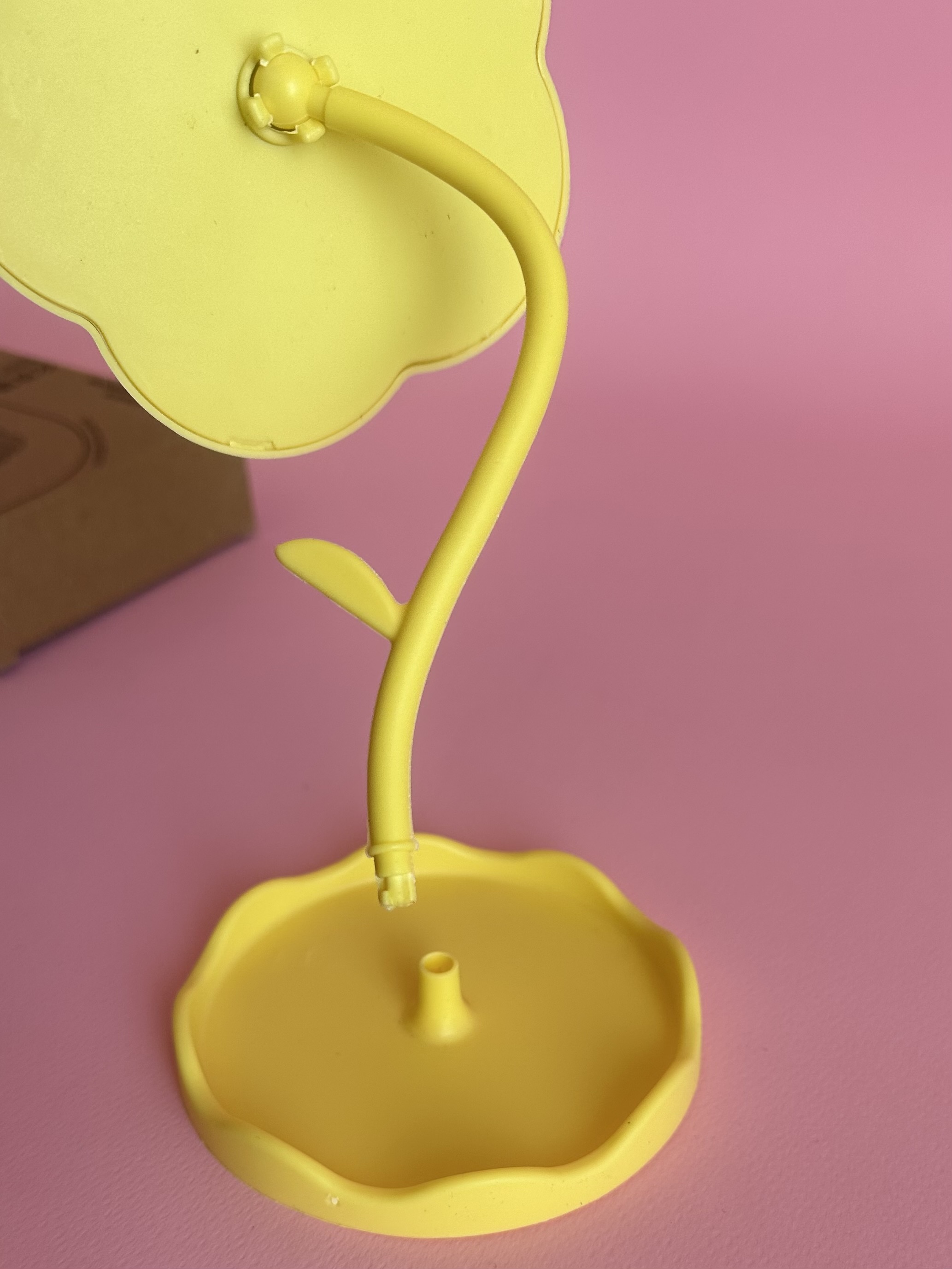 ئاوێنەی سەر مێز