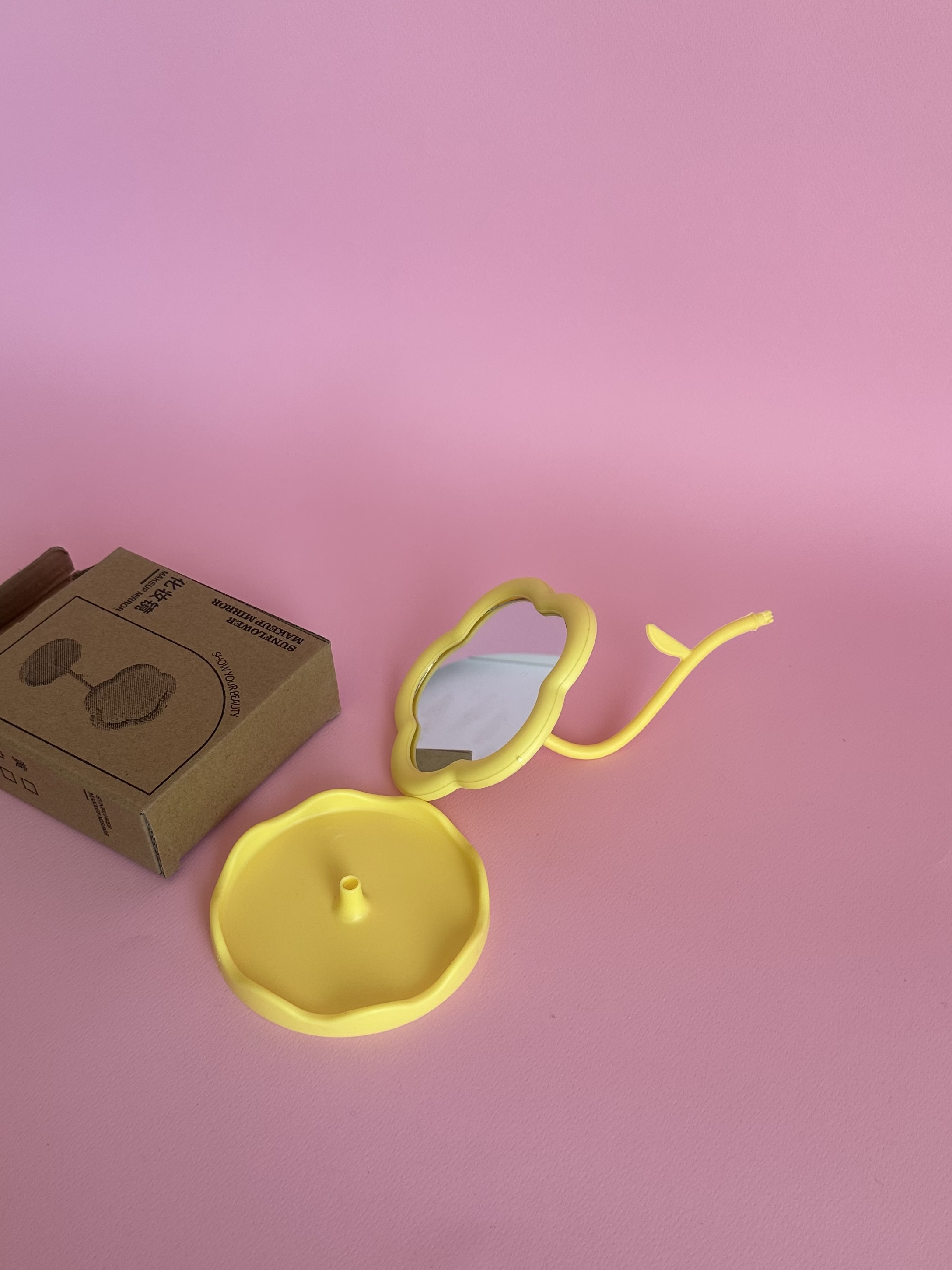 ئاوێنەی سەر مێز