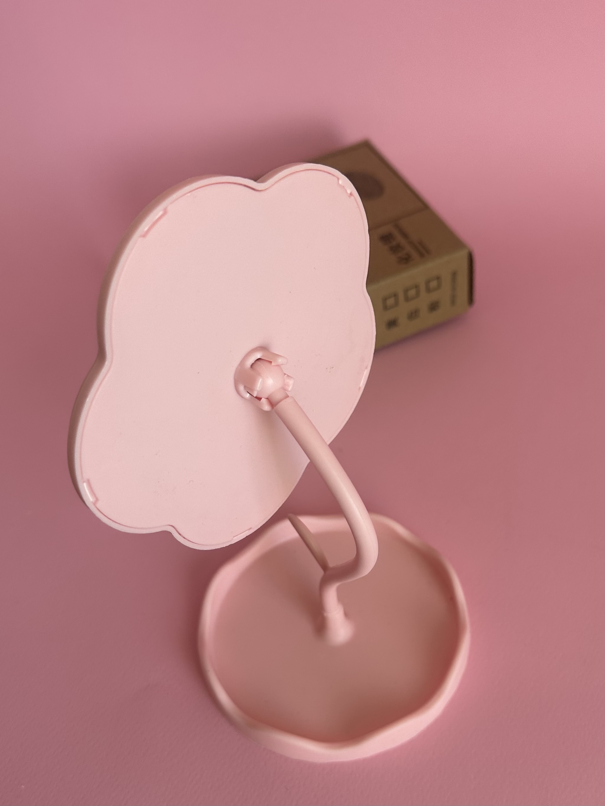 ئاوێنەی سەر مێز