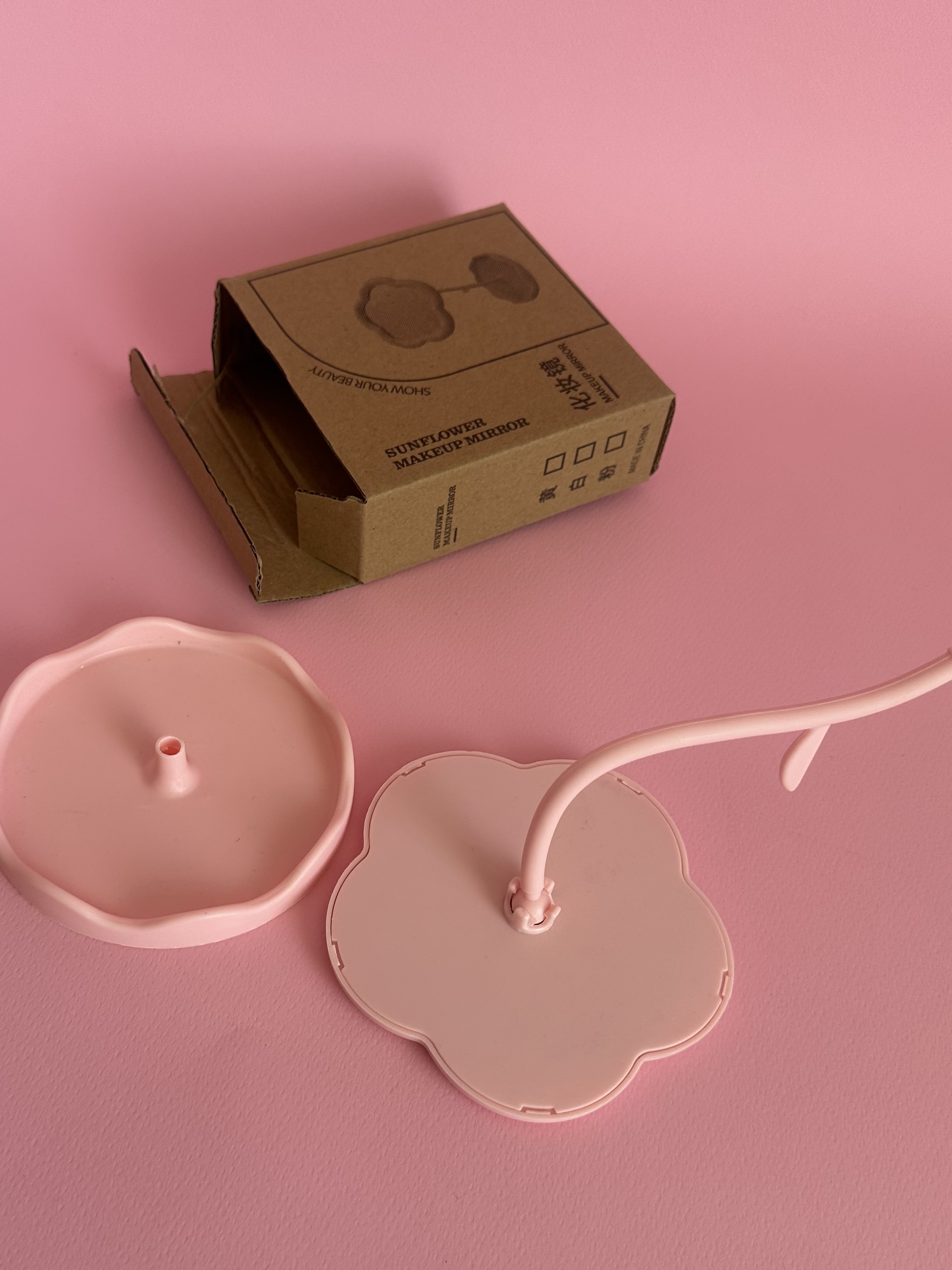 ئاوێنەی سەر مێز