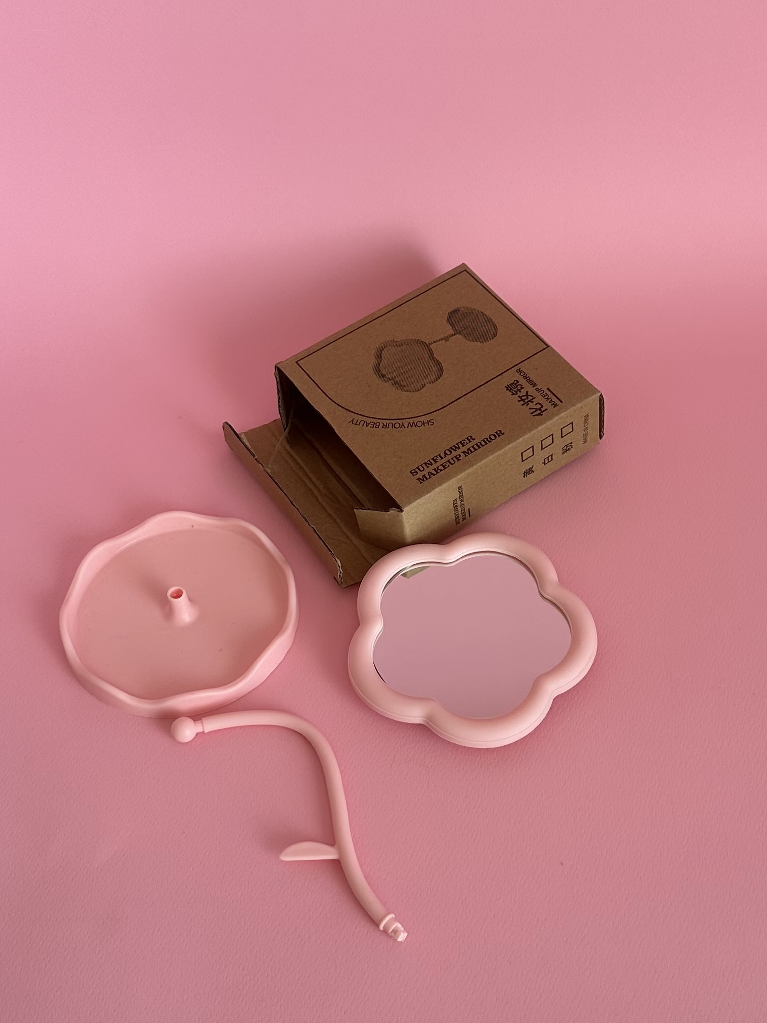 ئاوێنەی سەر مێز